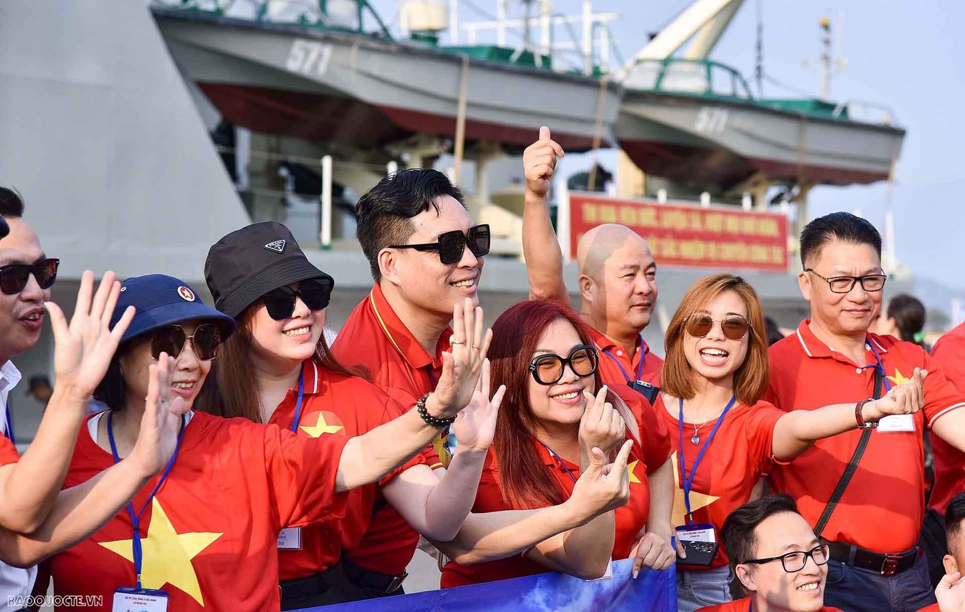 Kiều bào trẻ trong chuyến thăm Trường Sa, tháng 4/2023. (Ảnh: Nguyễn Hồng) Kiều bào trẻ trong chuyến thăm Trường Sa, tháng 4/2023. (Ảnh: Nguyễn Hồng)