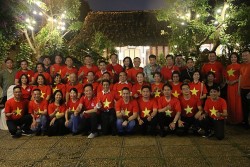 Kiều bào gặp mặt và chia sẻ kỷ niệm với Trường Sa