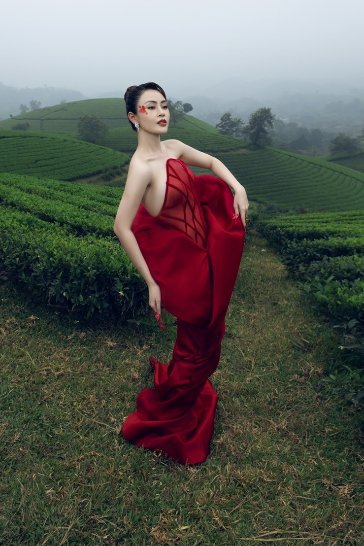 Hoa hậu Lý Kim Thảo thành Đại sứ Du lịch tỉnh Phú Thọ ngày 15/4. Sau khi được ông Nguyễn Đắc Thủy - Tỉnh ủy viên, Giám đốc Sở Văn hóa, Thể thao và Du lịch tỉnh Phú Thọ - trao danh hiệu, người đẹp bắt tay thực hiện các hoạt động quảng bá. (Ảnh: Vũ Đình Hải)