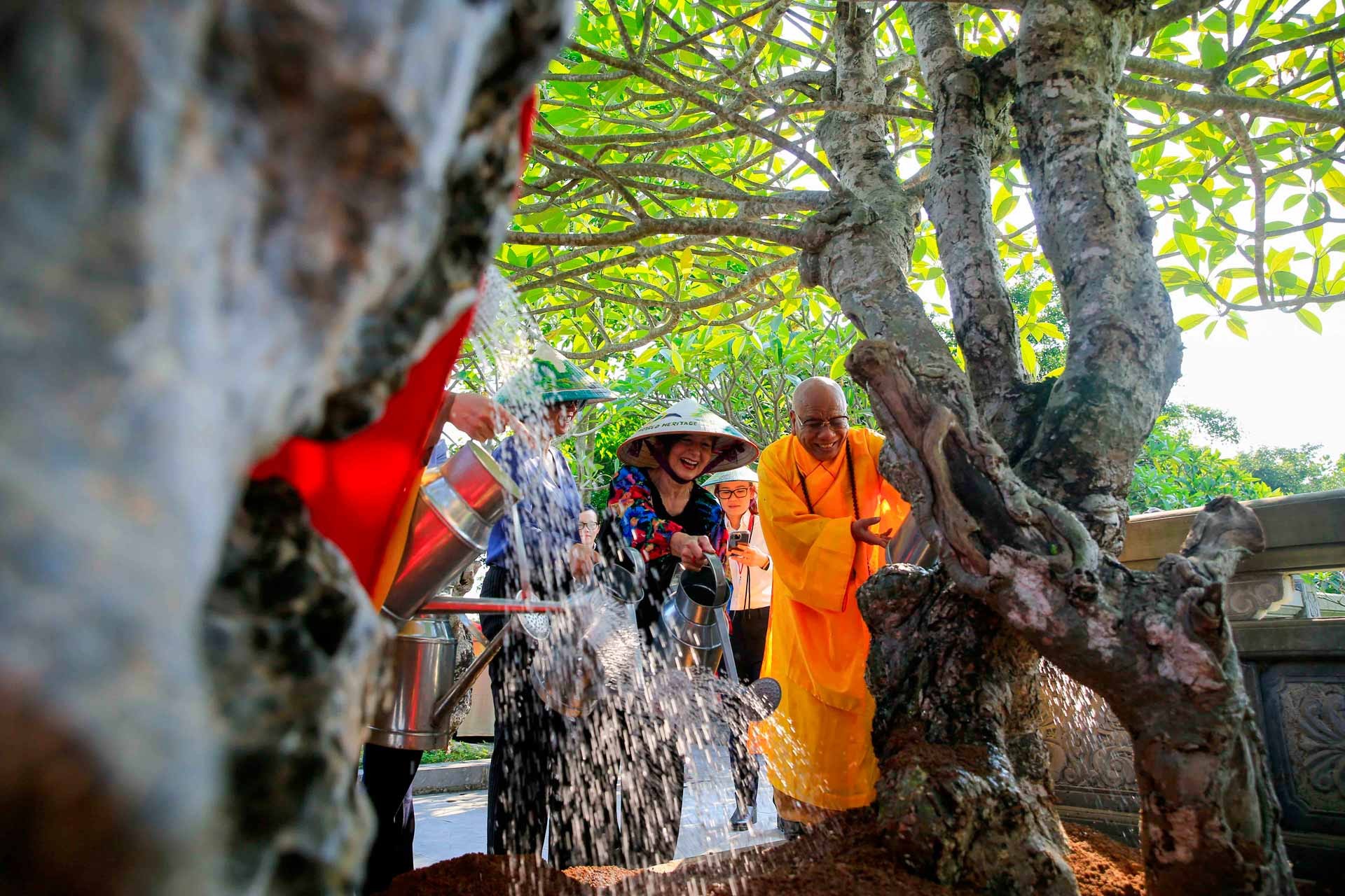 Một ngày hoạt động đầy năng lượng của Chủ tịch Đại hội đồng Unesco tại Ninh Bình