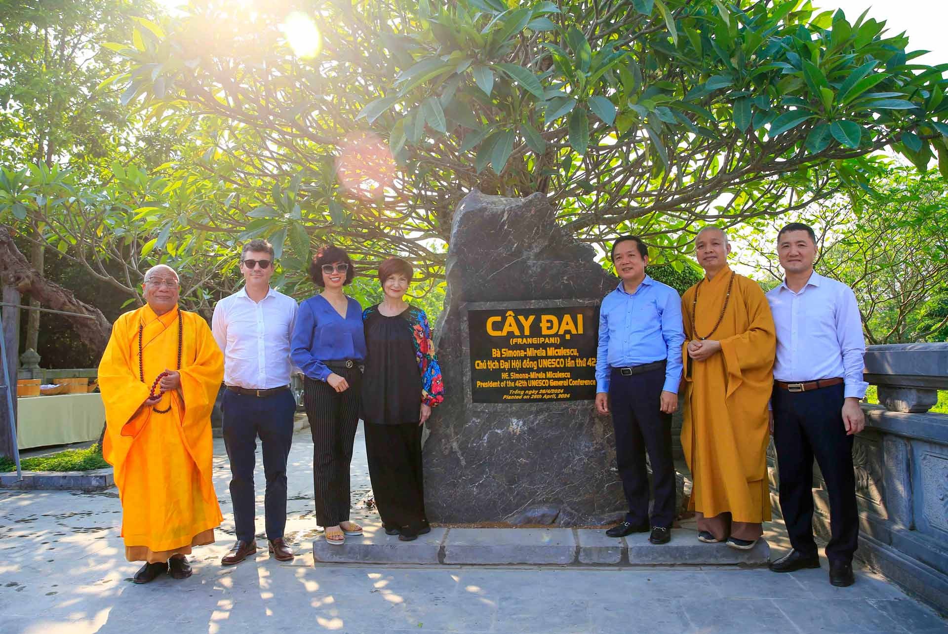 Một ngày hoạt động đầy năng lượng của Chủ tịch Đại hội đồng Unesco tại Ninh Bình