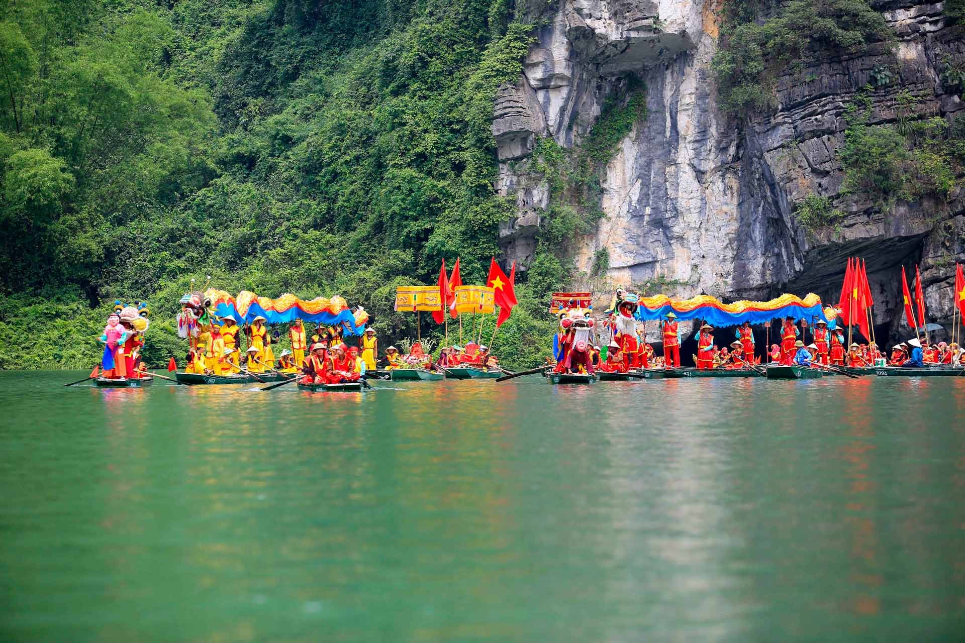Một ngày hoạt động đầy năng lượng của Chủ tịch Đại hội đồng Unesco tại Ninh Bình