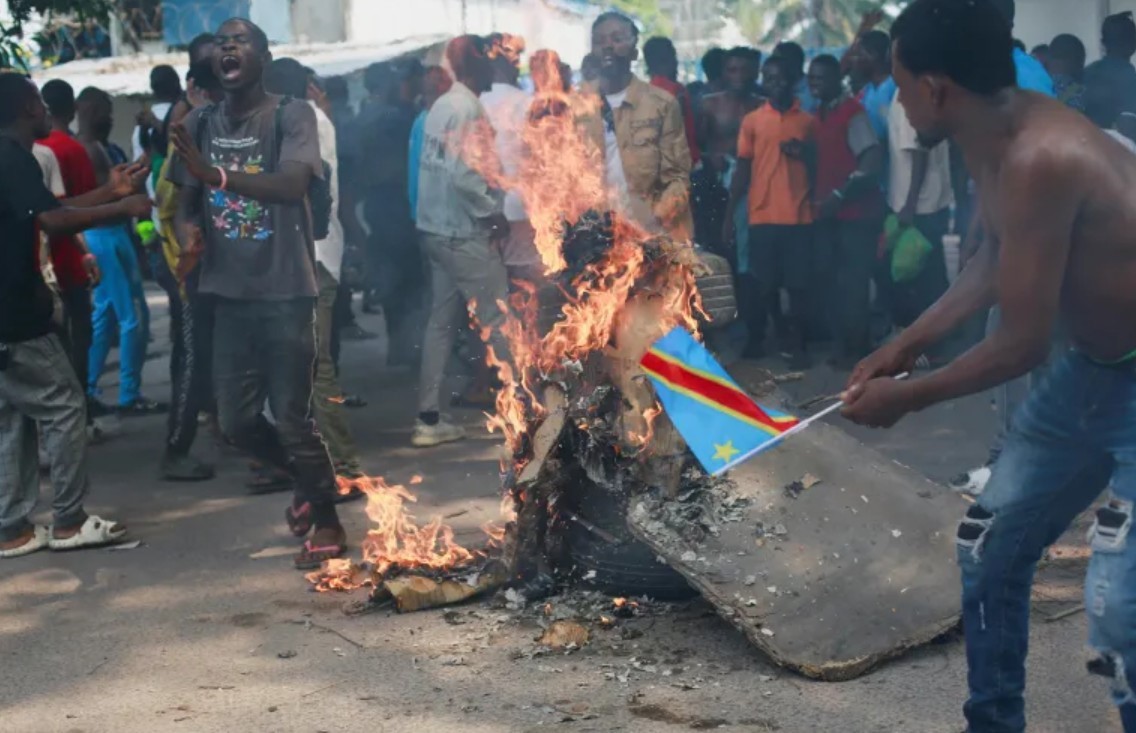 Người dân phản đối các đối tác phương Tây bên ngoài trụ sở phái đoàn MONUSCO ở Kinshasa, CHDC Congo. (Nguồn: Reuters)