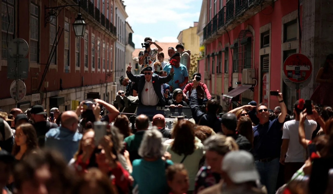 Ảnh ấn tượng (22-28/4): Nga vững mạnh bất chấp thách thức chưa từng có, Mỹ-Trung ‘bắt đầu ổn định’, Tổng thư ký NATO trải nghiệm tiêm kích ‘chim sắt’