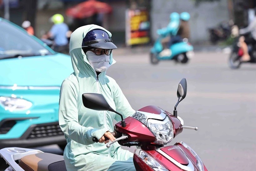 Hầu hết các khu vực trên cả nước đều hứng chịu nắng nóng gay gắt, có nơi trên 42 độ C Hầu hết các khu vực trên cả nước đều hứng chịu nắng nóng gay gắt, có nơi trên 42 độ C