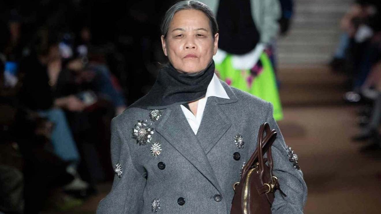 Nữ bác sĩ Trung Quốc 70 tuổi trở thành biểu tượng thời trang, truyền cảm hứng cho giới trẻ