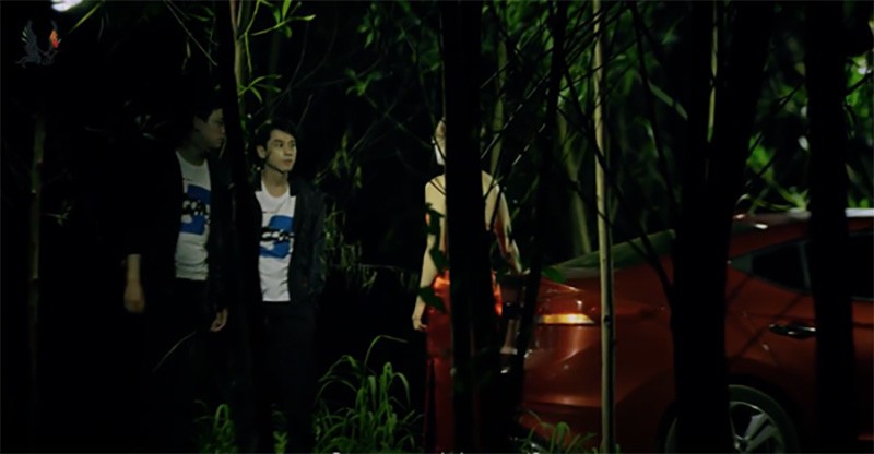 Cảnh quay không dành cho ai yếu tim: giết người giữa đêm khuya thanh vắng, trong rừng sâu.