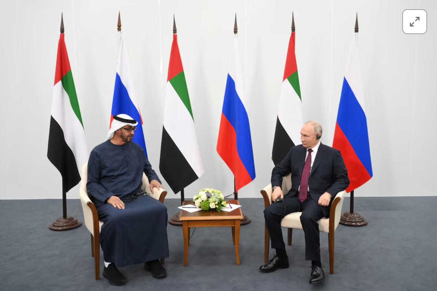 Tổng thống Nga Vladimir Putin và Tổng thống Các Tiểu vương quốc Ả Rập Thống nhất Sheikh Mohammed bin Zayed Al Nahyan bắt tay trong cuộc gặp tại Diễn đàn Kinh tế Quốc tế St. Petersburg (SPIEF) ở Saint Petersburg, Nga, ngày 16 tháng 6 năm 2023. Sputnik/Ilya Pitalev/Người dẫn chương trình đại lý ảnh thông qua REUTERS Quyền cấp phép mua hàng Tổng thống Nga Vladimir Putin và Tổng thống Các Tiểu vương quốc Ả Rập Thống nhất Sheikh Mohammed bin Zayed Al Nahyan bắt tay trong cuộc gặp tại Diễn đàn Kinh tế Quốc tế St. Petersburg (SPIEF) ở Saint Petersburg, Nga, ngày 16 tháng 6 năm 2023. Sputnik/Ilya Pitalev/Người dẫn chương trình đại lý ảnh thông qua REUTERS Quyền cấp phép mua hàng