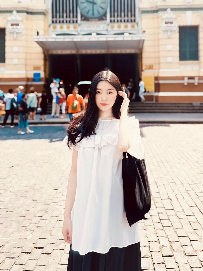  Sở hữu chiều cao lý tưởng và hình thể đẹp, Lọ Lem luôn lựa chọn phong cách thời trang nữ tính, dịu dàng. 