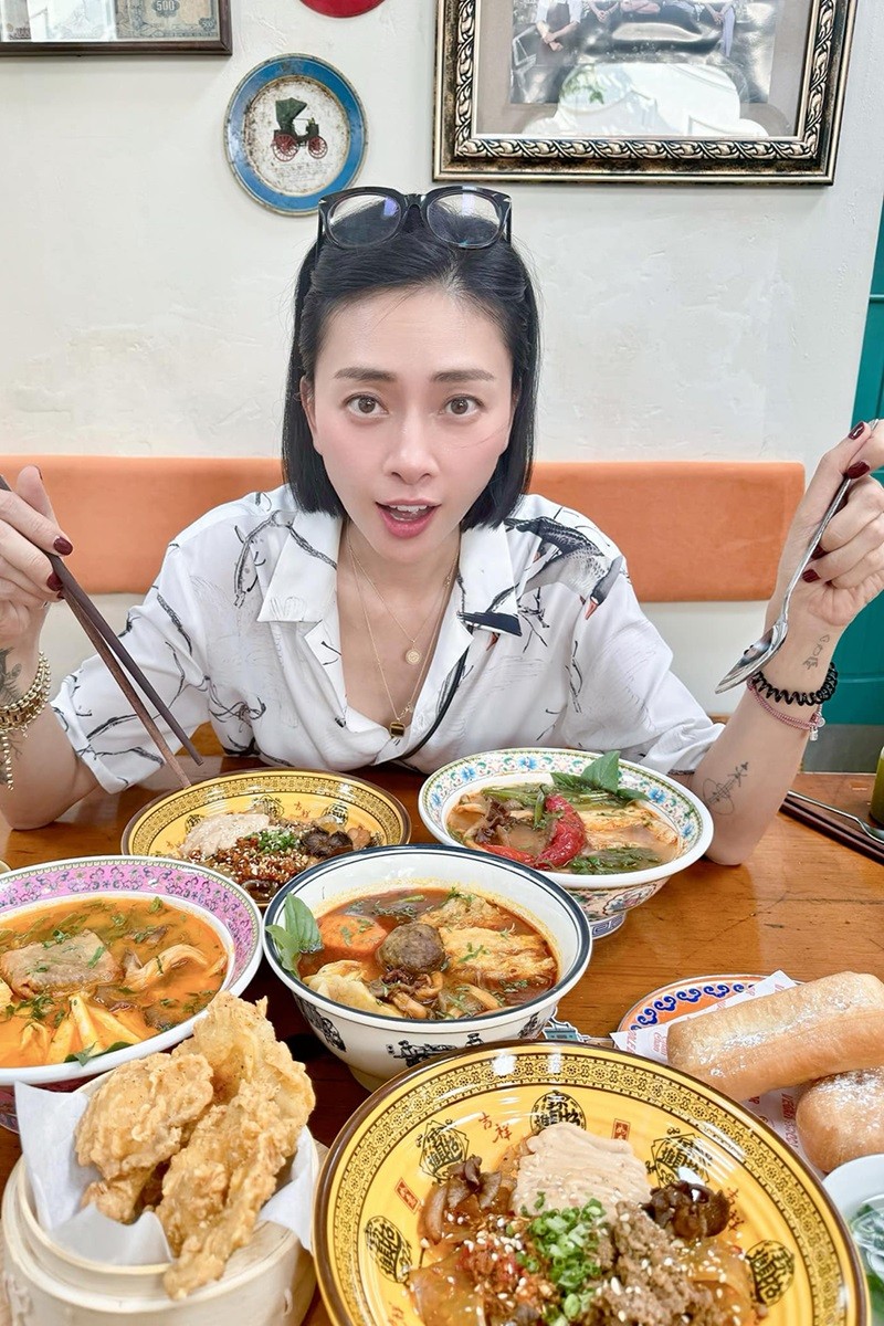 Ngô Thanh Vân miệt mài làm việc xuyên lễ. Quán chay vừa khai trương của vợ chồng cô luôn trong tình trạng quá tải vì đông khách.