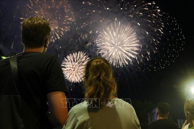 TP. Hồ Chí Minh: Màn pháo hoa rực rỡ chào mừng 49 năm Ngày giải phóng miền Nam, thống nhất đất nước TP. Hồ Chí Minh: Màn pháo hoa rực rỡ chào mừng 49 năm Ngày giải phóng miền Nam, thống nhất đất nước