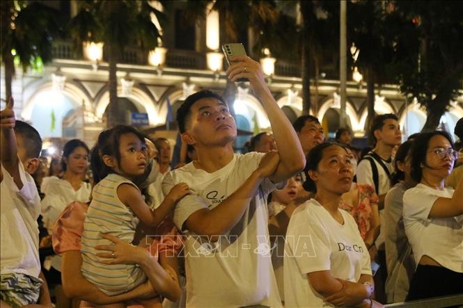 TP. Hồ Chí Minh: Màn pháo hoa rực rỡ chào mừng 49 năm Ngày giải phóng miền Nam, thống nhất đất nước TP. Hồ Chí Minh: Màn pháo hoa rực rỡ chào mừng 49 năm Ngày giải phóng miền Nam, thống nhất đất nước