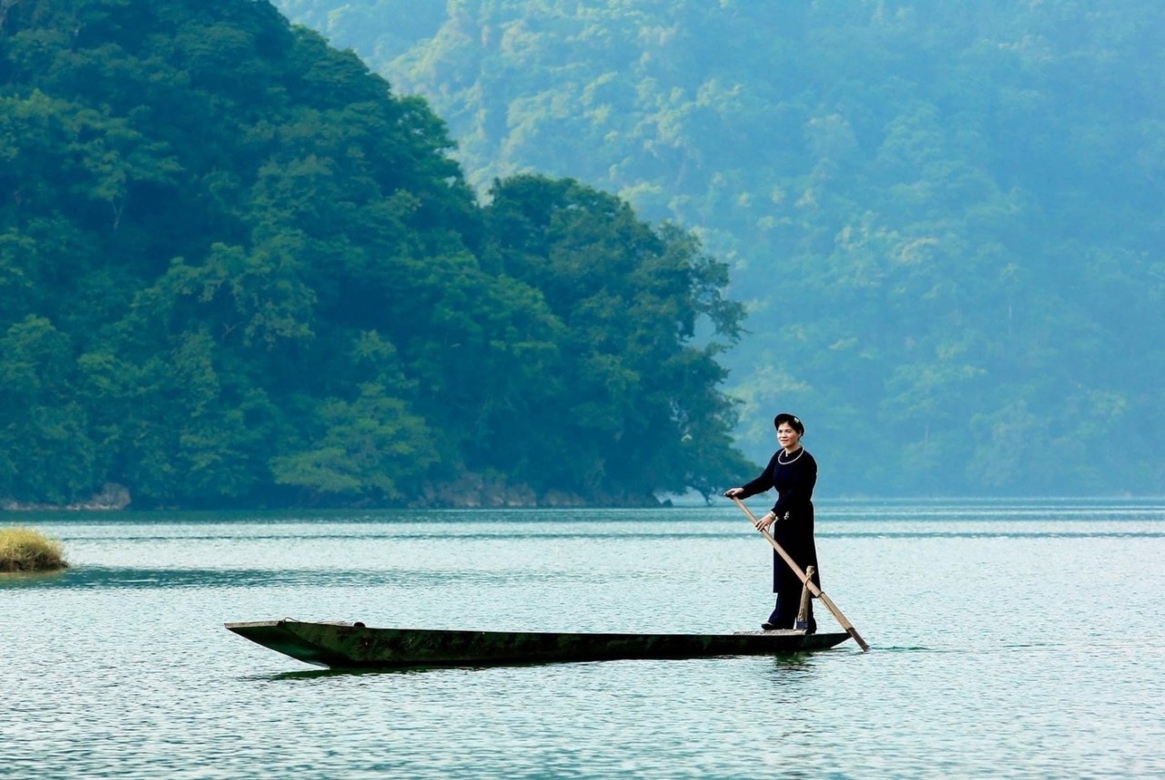 Chèo thuyền độc mộc trên hồ Ba Bể Chèo thuyền độc mộc trên hồ Ba Bể