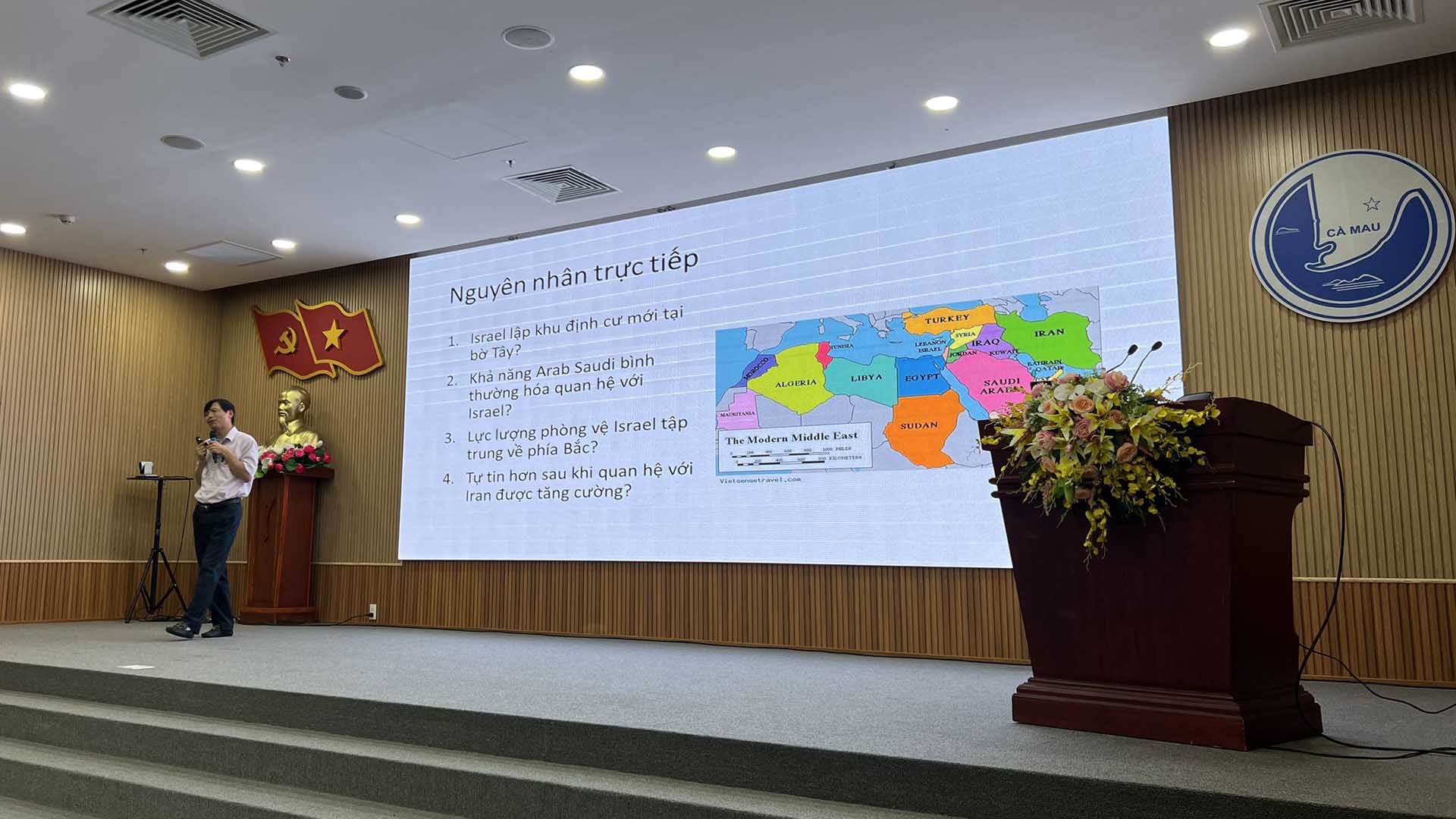 Tham gia chia sẻ tại khóa học là các chuyên gia giàu kinh nghiệm trong công tác đối ngoại.