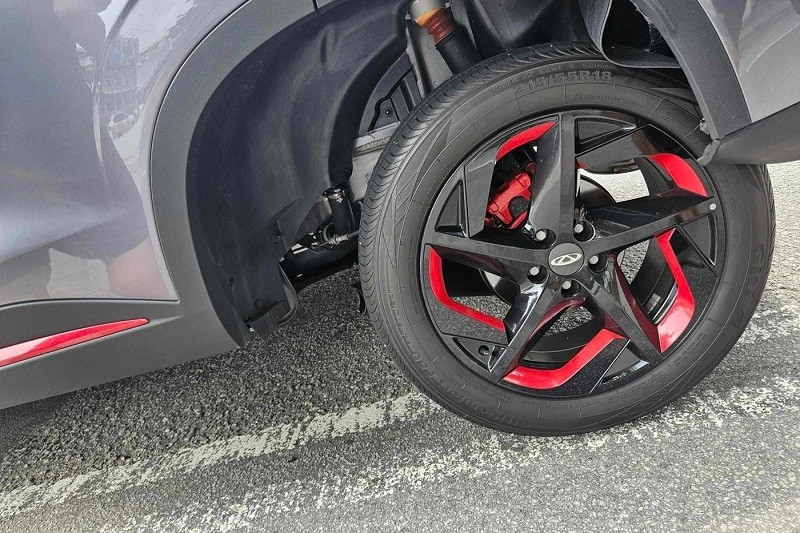 Rất may khi chưa có sự cố nào xảy ra với gia đình Stephani khi chiếc Chery Omoda 5 bị gãy phần treo sau. Rất may khi chưa có sự cố nào xảy ra với gia đình Stephani khi chiếc Chery Omoda 5 bị gãy phần treo sau.