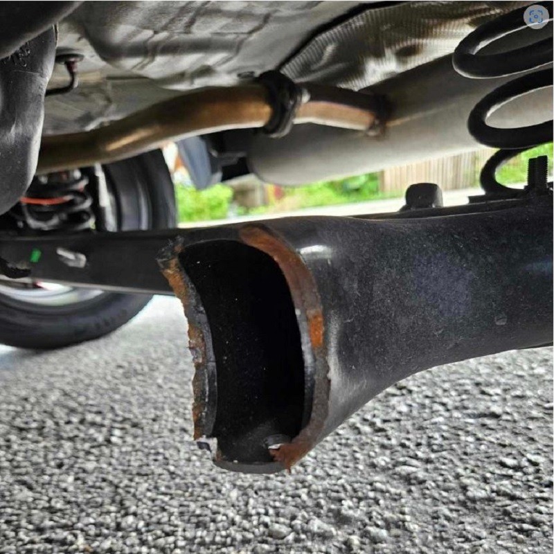 Hệ thống treo sau trên chiếc xe Chery Omoda 5 bị gãy. Hệ thống treo sau trên chiếc xe Chery Omoda 5 bị gãy.