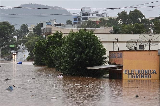 Điểm tin thế giới sáng 3/5: Hàn Quốc tăng gấp đôi UAV, Estonia đóng cửa biên giới với một nước, Pháp giải cứu 66 người di cư