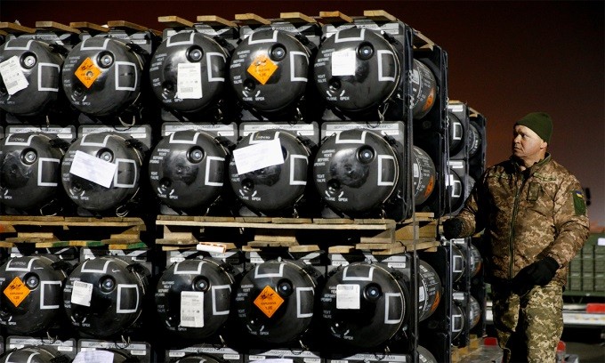 Binh sĩ Ukraine dỡ lô vũ khí được Mỹ chuyển tới Kiev tháng 2/2022. (Nguồn: Reuters)