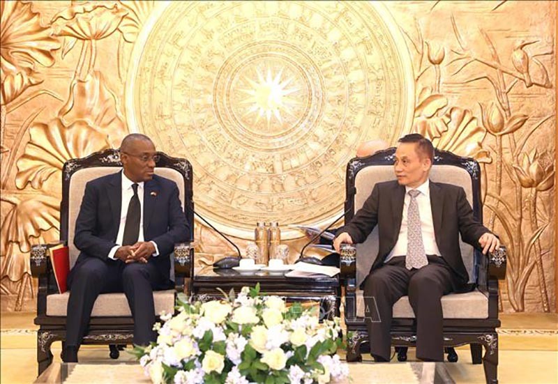 Đồng chí Lê Hoài Trung, Bí thư Trung ương Đảng, Trưởng ban Đối ngoại Trung ương tiếp ông Sahy Claude Soumahoro, Ủy viên Ban Thường vụ, Phó Bí thư phụ trách Truyền thông và Đối ngoại của Đảng RHDP, Chánh Văn phòng các vấn đề dân sự của Phủ Tổng thống Bờ Biển Ngà. (Nguồn: TTXVN)