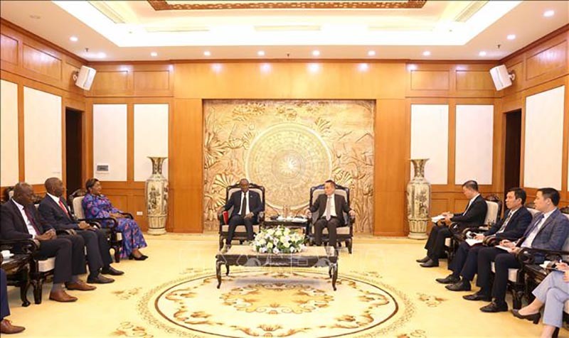 Đồng chí Lê Hoài Trung, Bí thư Trung ương Đảng, Trưởng ban Đối ngoại Trung ương tiếp ông Sahy Claude Soumahoro, Ủy viên Ban Thường vụ, Phó Bí thư phụ trách Truyền thông và Đối ngoại của Đảng RHDP, Chánh Văn phòng các vấn đề dân sự của Phủ Tổng thống Bờ Bi