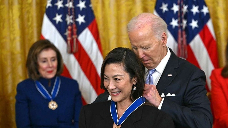 duong tu quynh nhan huan chuong tu do tong thong my joe biden ngoi khen