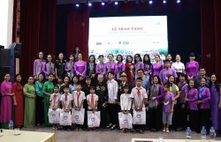 Trao 349 suất quà và học bổng cho con cháu chiến sĩ Điện Biên và học sinh có hoàn cảnh khó khăn