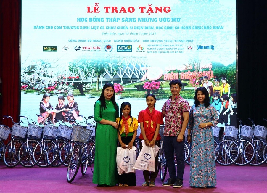 Trao 349 suất quà và học bổng cho con cháu chiến sĩ Điện Biên và học sinh có hoàn cảnh khó khăn Trao 349 suất quà và học bổng cho con cháu chiến sĩ Điện Biên và học sinh có hoàn cảnh khó khăn