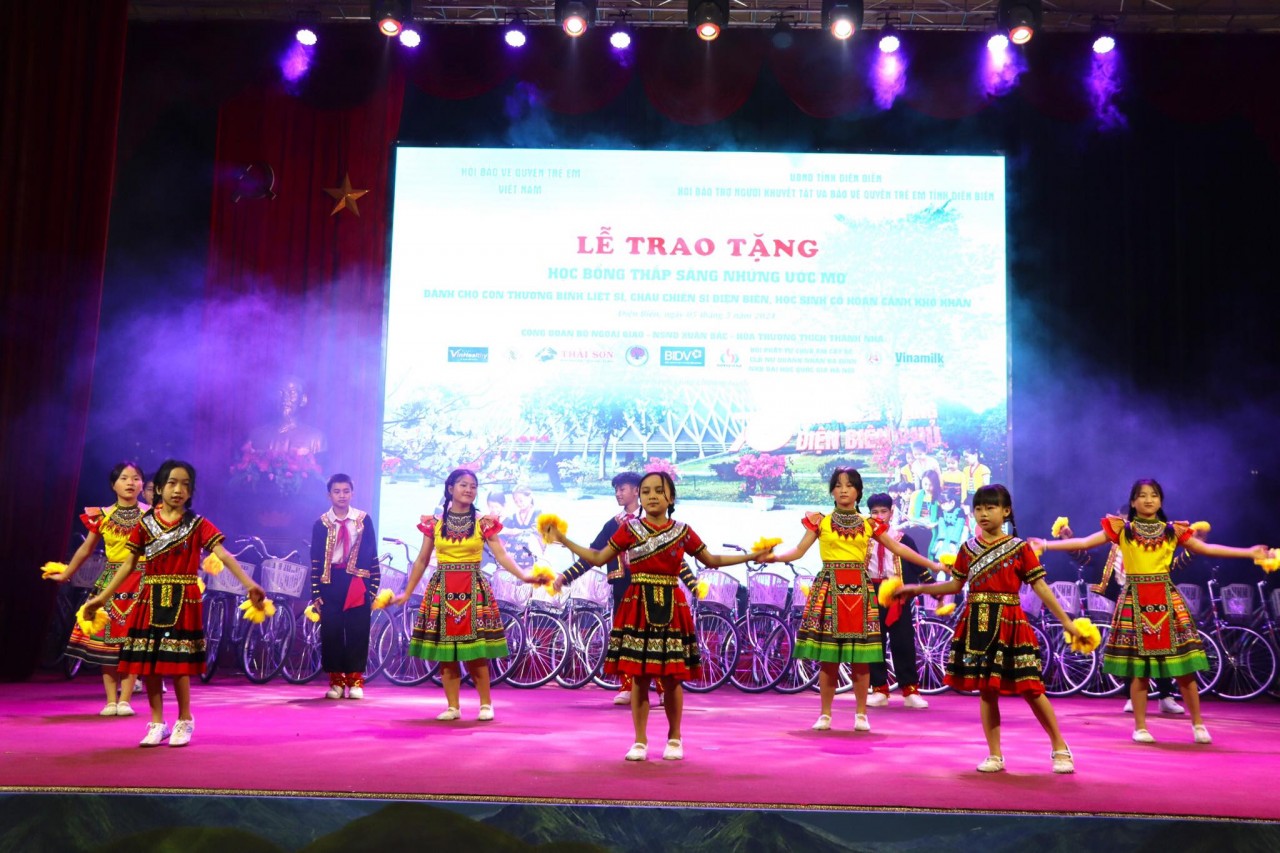 Trao 349 suất quà và học bổng cho con cháu chiến sĩ Điện Biên và học sinh có hoàn cảnh khó khăn Trao 349 suất quà và học bổng cho con cháu chiến sĩ Điện Biên và học sinh có hoàn cảnh khó khăn