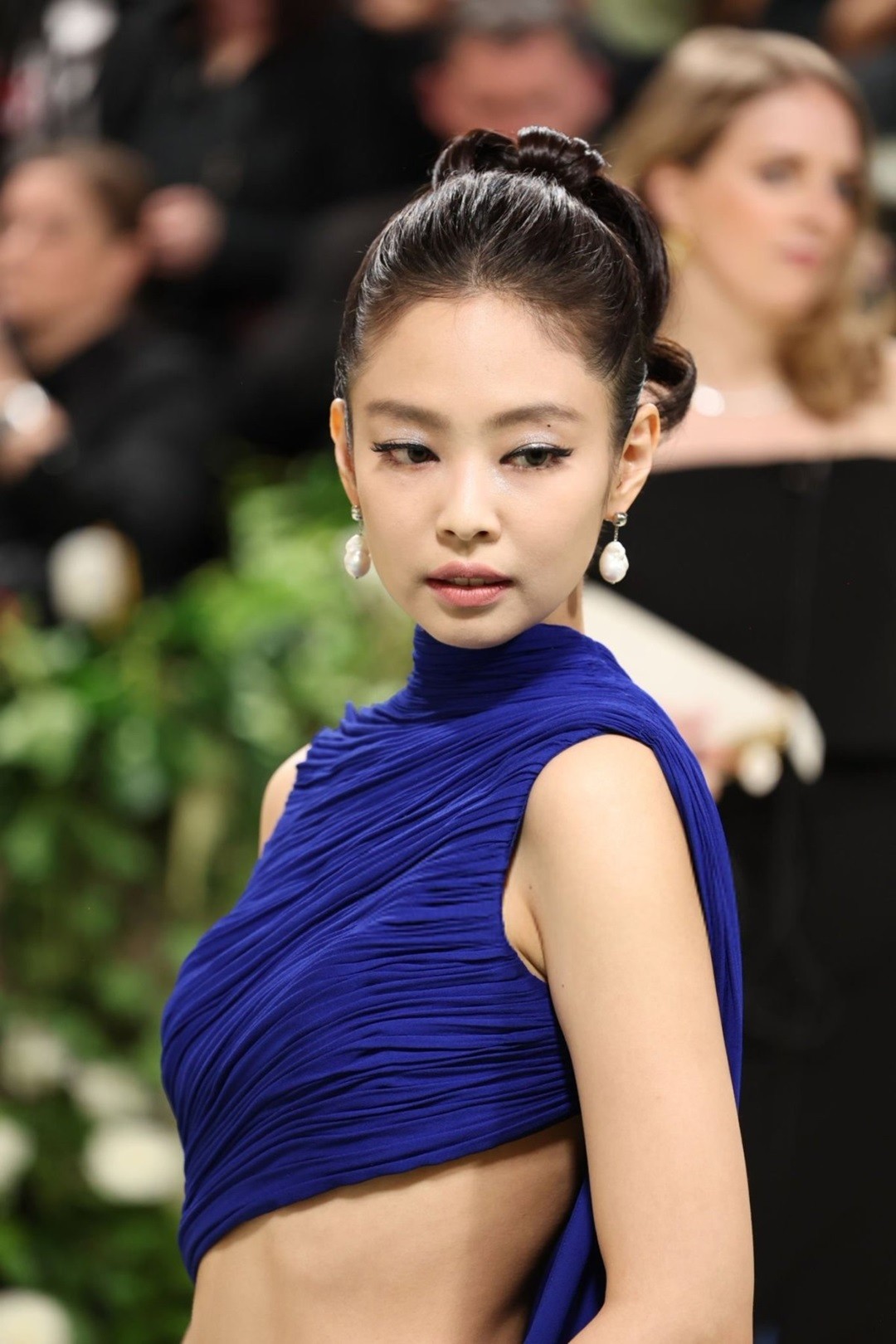 Met Gala 2024: Jennie nhóm nhạc BlackPink nổi bật và quyến rũ với đầm thiết kế riêng