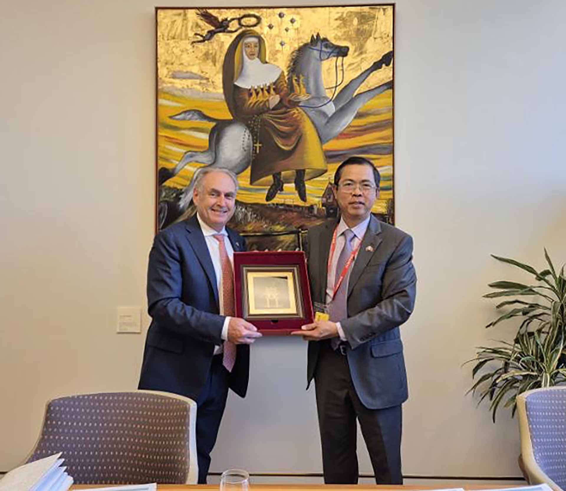 Đại sứ Phạm Hùng Tâm và Thượng nghị sĩ, Bộ trưởng Thương mại và du lịch Australia Don Farrell. 