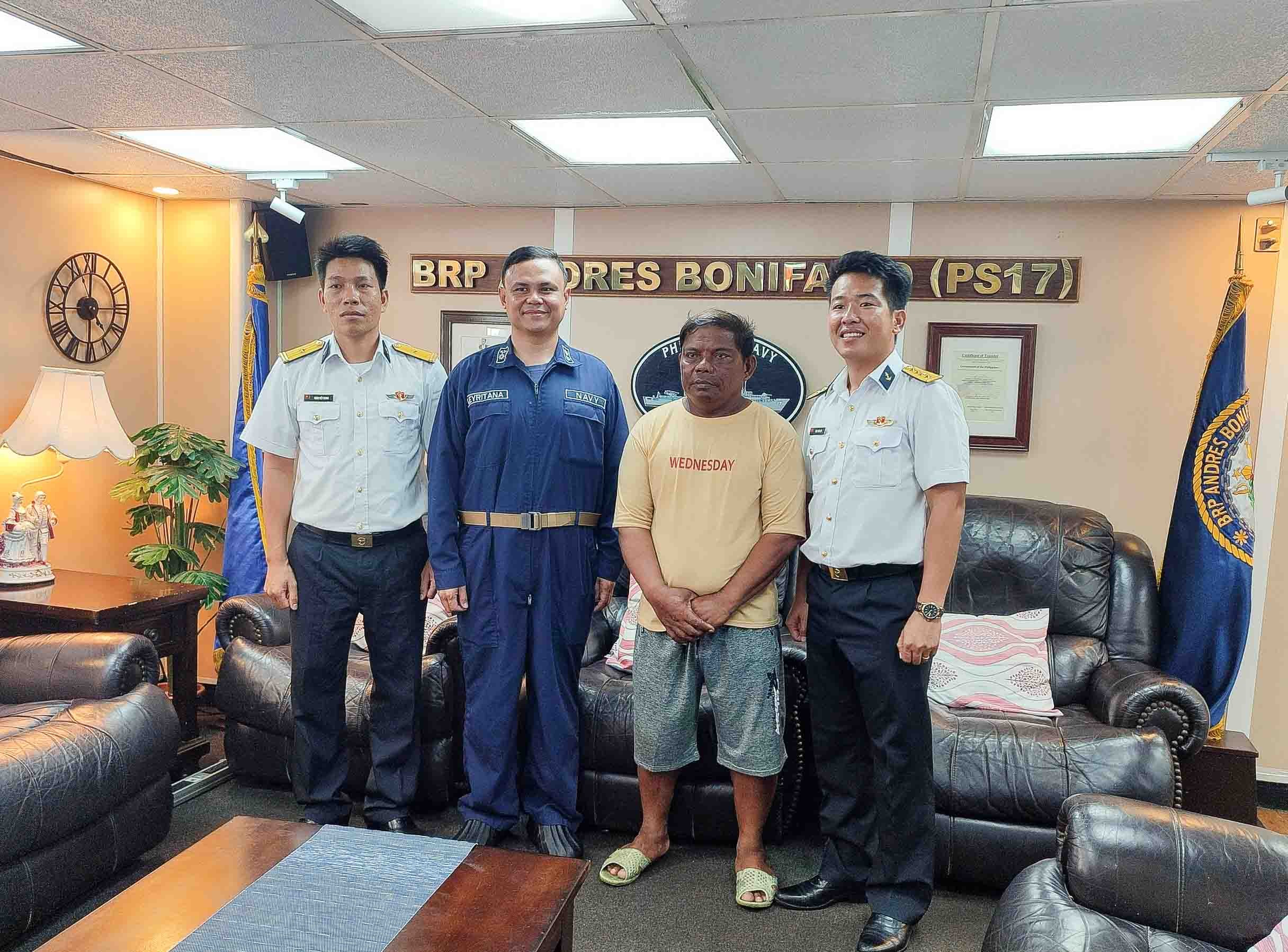 Bộ tư lệnh Vùng 4 Hải quân tiếp nhận và bàn giao ngư dân Philippines gặp nạn tại Trường Sa