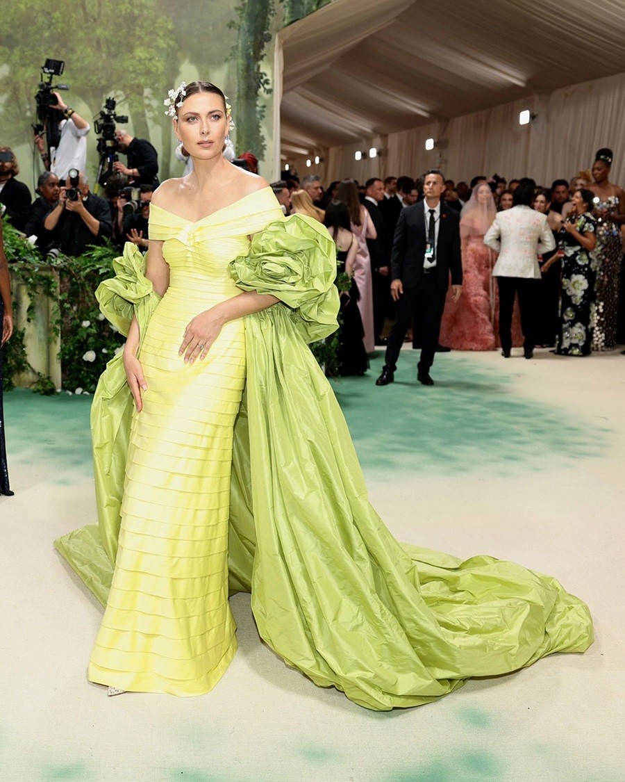 Maria Sharapova mặc đầm của nhà thiết kế Prabal Gurung đến Met Gala. Màu sắc bộ váy lấy cảm hứng từ quả bóng tennis - môn thể thao đưa người đẹp Nga tới đỉnh vinh quang với 5 lần vô địch Grand Slam. Cựu số 1 thế giới đã chia tay quần vợt 4 năm.