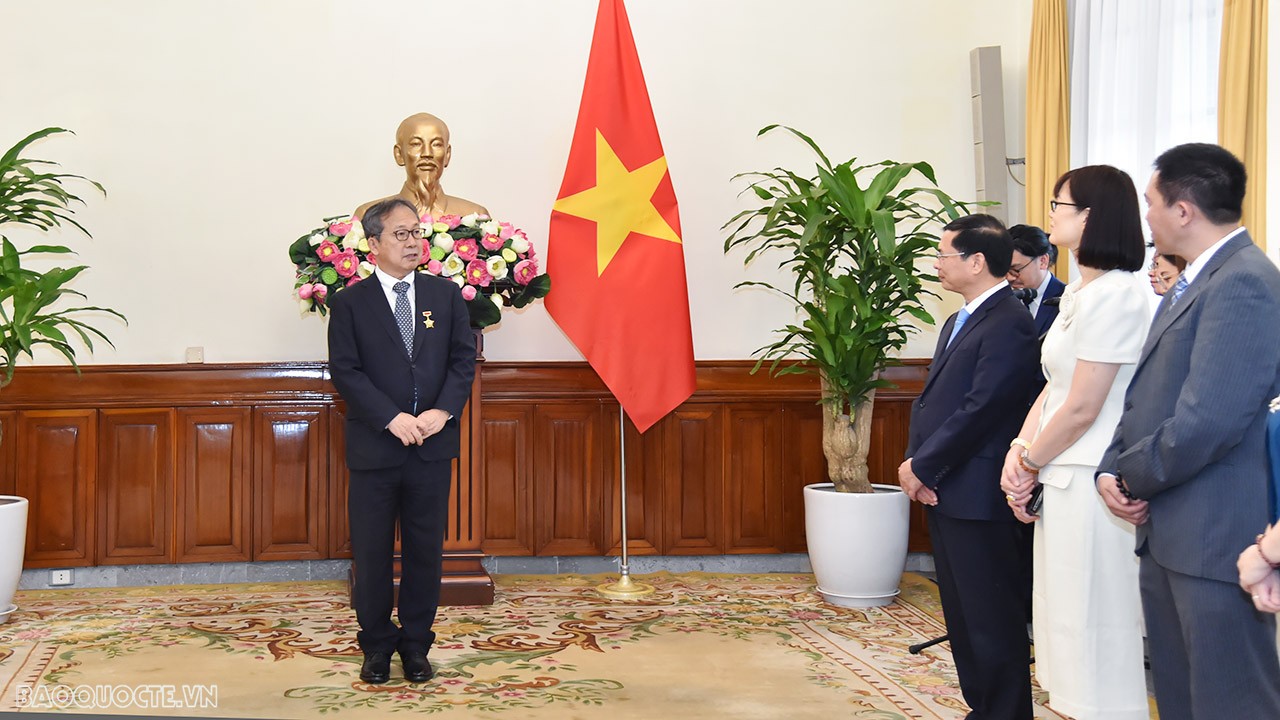 Bộ trưởng Bùi Thanh Sơn trao Kỷ niệm chương Vì sự nghiệp ngoại giao Việt Nam cho Đại sứ Nhật Bản Yamada Takio