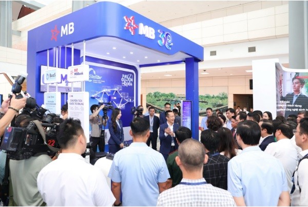 Đông đảo đại biểu tham dự gian hàng của MB tại Ngày Chuyển Đổi Số Ngân Hàng 2024. Đông đảo đại biểu tham dự gian hàng của MB tại Ngày Chuyển Đổi Số Ngân Hàng 2024.