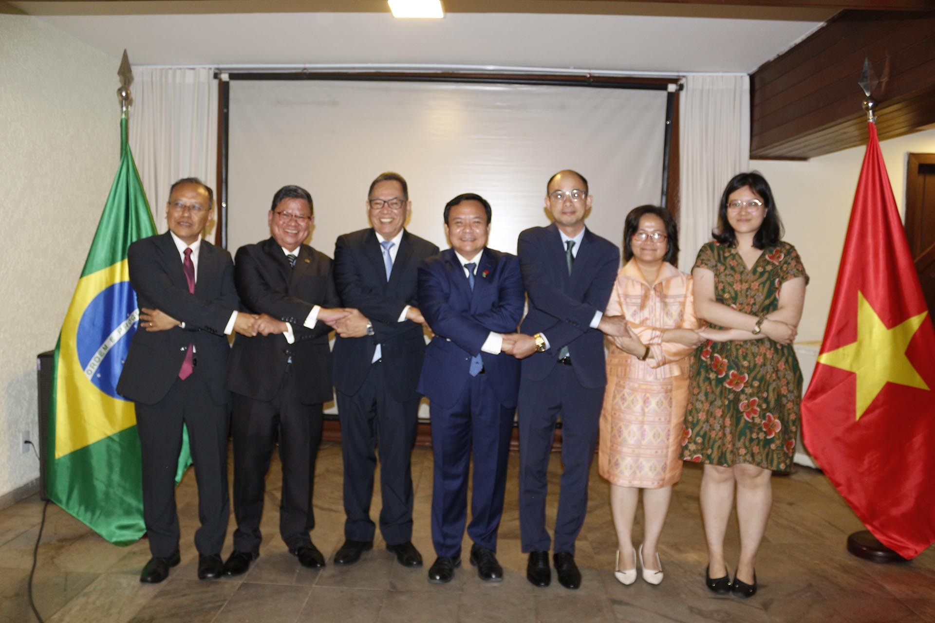 Gặp mặt nhân dịp 35 năm thiết lập quan hệ ngoại giao Việt Nam-Brazil và 70 năm Chiến thắng Điện Biên Phủ Gặp mặt nhân dịp 35 năm thiết lập quan hệ ngoại giao Việt Nam Brazil và 70 năm Chiến thắng Điện Biên Phủ