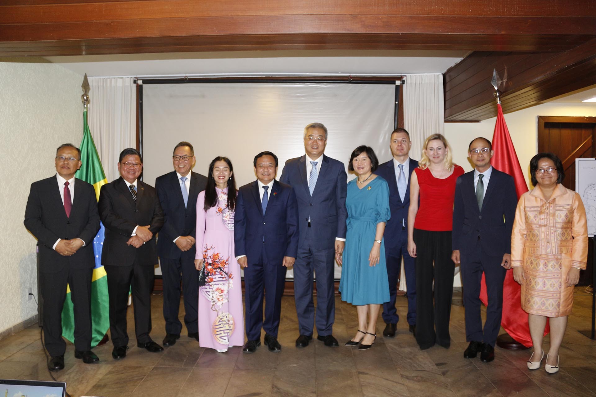 Gặp mặt nhân dịp 35 năm thiết lập quan hệ ngoại giao Việt Nam-Brazil và 70 năm Chiến thắng Điện Biên Phủ Gặp mặt nhân dịp 35 năm thiết lập quan hệ ngoại giao Việt Nam Brazil và 70 năm Chiến thắng Điện Biên Phủ