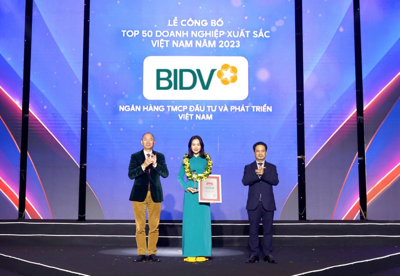 Đại diện BIDV nhận giải thưởng Top 50 doanh nghiệp xuất sắc Việt Nam năm 2023. Đại diện BIDV nhận giải thưởng Top 50 doanh nghiệp xuất sắc Việt Nam năm 2023.