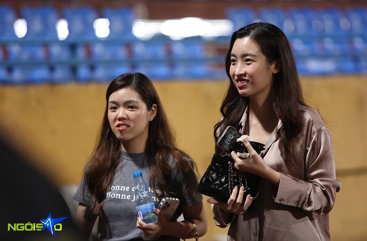 Đây là lần hiếm hoi Mỹ Linh đến sân Hàng Đẫy cổ vũ Hà Nội FC kể từ khi sinh con hồi tháng 7/2023. Trong gần một năm qua, bà xã của Chủ tịch CLB Hà Nội Đỗ Vinh Quang Vinh chủ yếu ở nhà chăm con, thỉnh thoảng mới đi dự sự kiện. Đây là lần hiếm hoi Mỹ Linh đến sân Hàng Đẫy cổ vũ Hà Nội FC kể từ khi sinh con hồi tháng 7/2023. Trong gần một năm qua, bà xã của Chủ tịch CLB Hà Nội Đỗ Vinh Quang Vinh chủ yếu ở nhà chăm con, thỉnh thoảng mới đi dự sự kiện.