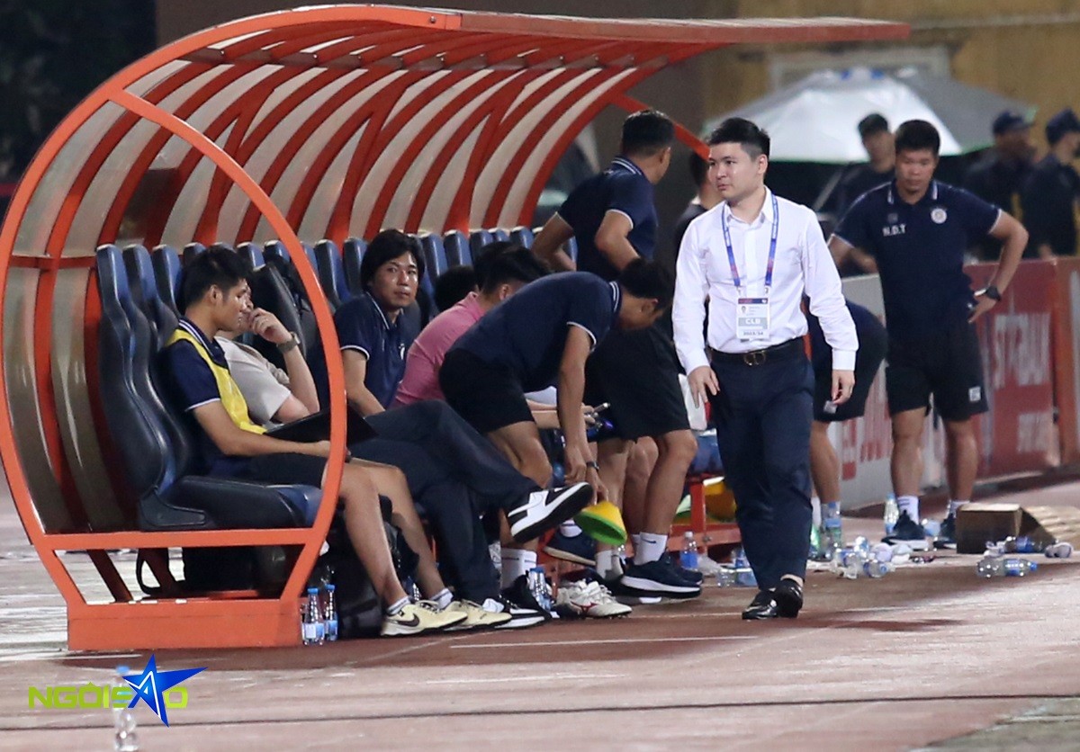 Khi Mỹ Linh đợi được khoảng 20 phút, ông xã cô di chuyển ra xe. Khi Mỹ Linh đợi được khoảng 20 phút, ông xã cô di chuyển ra xe.