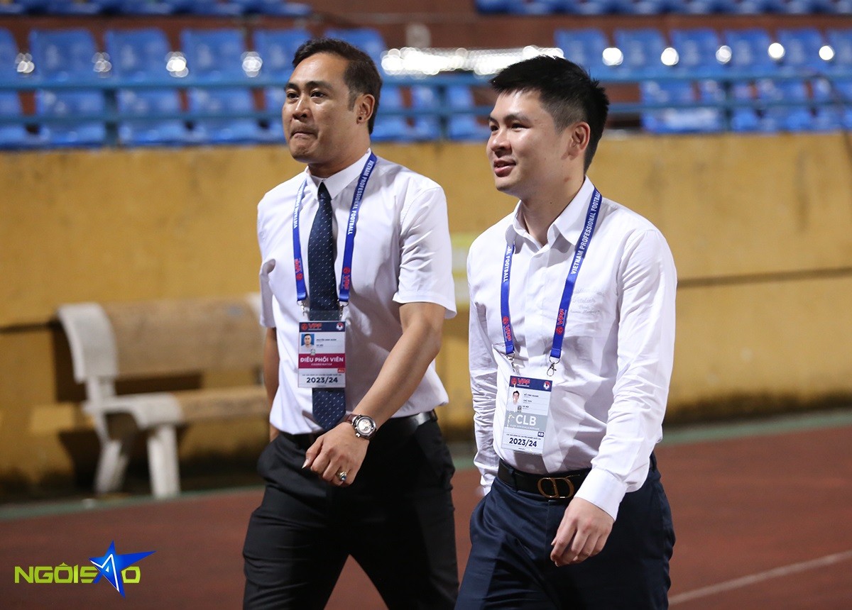 Đỗ Vinh Quang sinh năm 1995, là con trai thứ hai của bầu Hiển, đảm nhận vị trí Chủ tịch CLB Hà Nội từ năm 2020. Ông xã Đỗ Mỹ Linh hiện còn kiêm nhiệm vai trò Phó Chủ tịch Hội đồng quản tri kiêm Phó Tổng Giám đốc Tập đoàn T&T, Chủ tịch Công ty cổ phần thể thao Hà Nội T&T. Đỗ Vinh Quang sinh năm 1995, là con trai thứ hai của bầu Hiển, đảm nhận vị trí Chủ tịch CLB Hà Nội từ năm 2020. Ông xã Đỗ Mỹ Linh hiện còn kiêm nhiệm vai trò Phó Chủ tịch Hội đồng quản tri kiêm Phó Tổng Giám đốc Tập đoàn T&T, Chủ tịch Công ty cổ phần thể thao Hà Nội T&T.