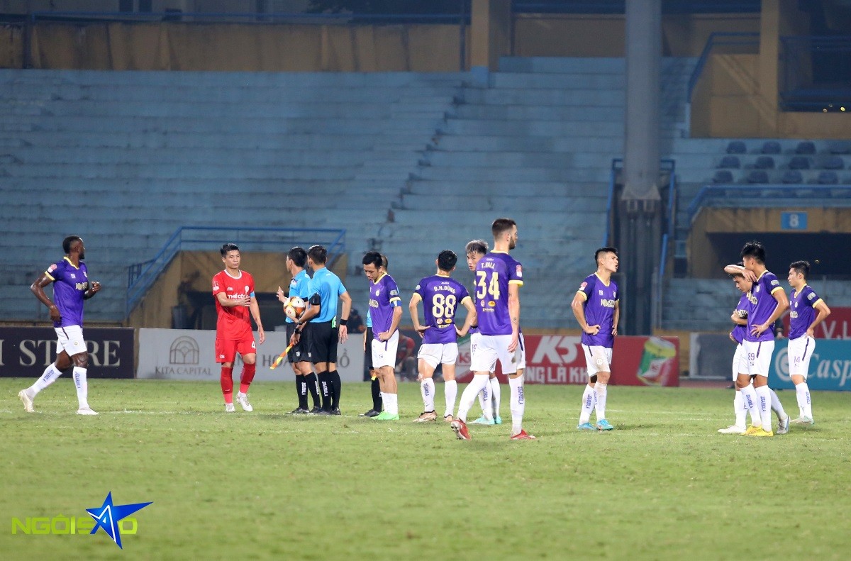 Thất bại này khiến Hà Nội FC tụt xuống vị trí thứ 7 trên bảng xếp hạng với 23 điểm, kém đội đầu bảng Nam Định 15 điểm. Khả năng để đội bóng Thủ đô cạnh tranh chức vô địch là rất thấp. Hà Nội FC hiện vẫn còn một mục tiêu khác là Cup quốc gia khi đã lọt vào bán kết gặp chính Thể Công Viettel. Thất bại này khiến Hà Nội FC tụt xuống vị trí thứ 7 trên bảng xếp hạng với 23 điểm, kém đội đầu bảng Nam Định 15 điểm. Khả năng để đội bóng Thủ đô cạnh tranh chức vô địch là rất thấp. Hà Nội FC hiện vẫn còn một mục tiêu khác là Cup quốc gia khi đã lọt vào bán kết gặp chính Thể Công Viettel.