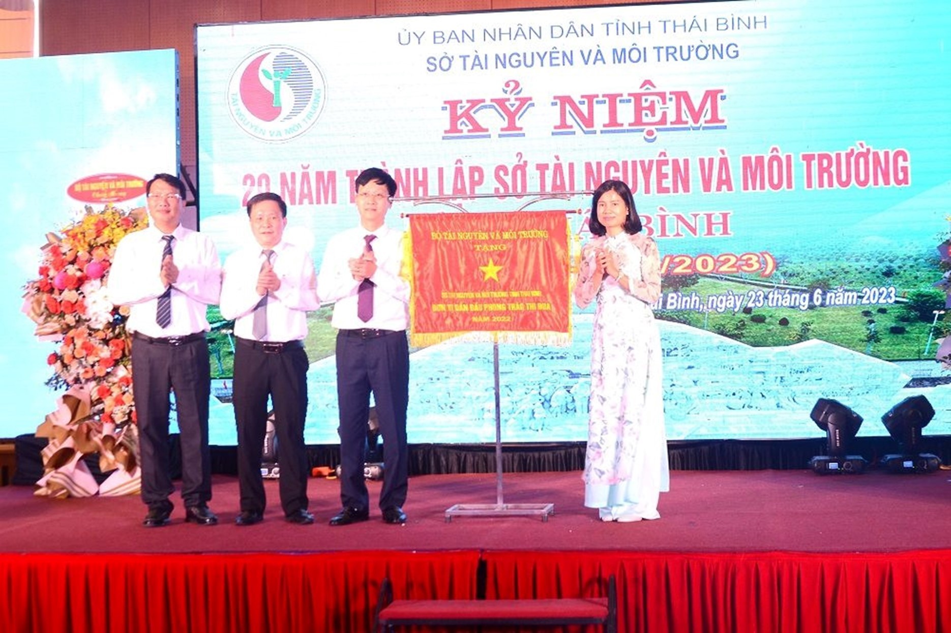 Lãnh đạo Bộ Tài nguyên và Môi trường trao tặng Sở Tài nguyên và Môi trường Thái Bình cờ đơn vị dẫn đầu phong trào thi đua năm 2022. (Nguồn: Báo Tài nguyên và Môi trường) Lãnh đạo Bộ Tài nguyên và Môi trường trao tặng Sở Tài nguyên và Môi trường Thái Bình cờ đơn vị dẫn đầu phong trào thi đua năm 2022. (Nguồn: Báo Tài nguyên và Môi trường)