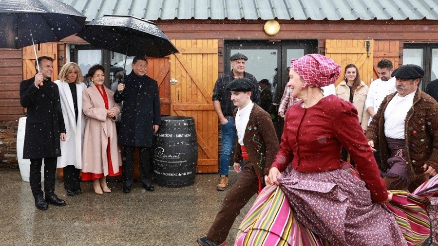 moi chu tich trung quoc ve que ngoai tong thong phap the hien ngoai giao quyen ru