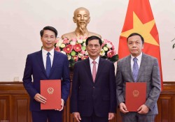 Bộ trưởng Ngoại giao Bùi Thanh Sơn trao quyết định điều động cán bộ