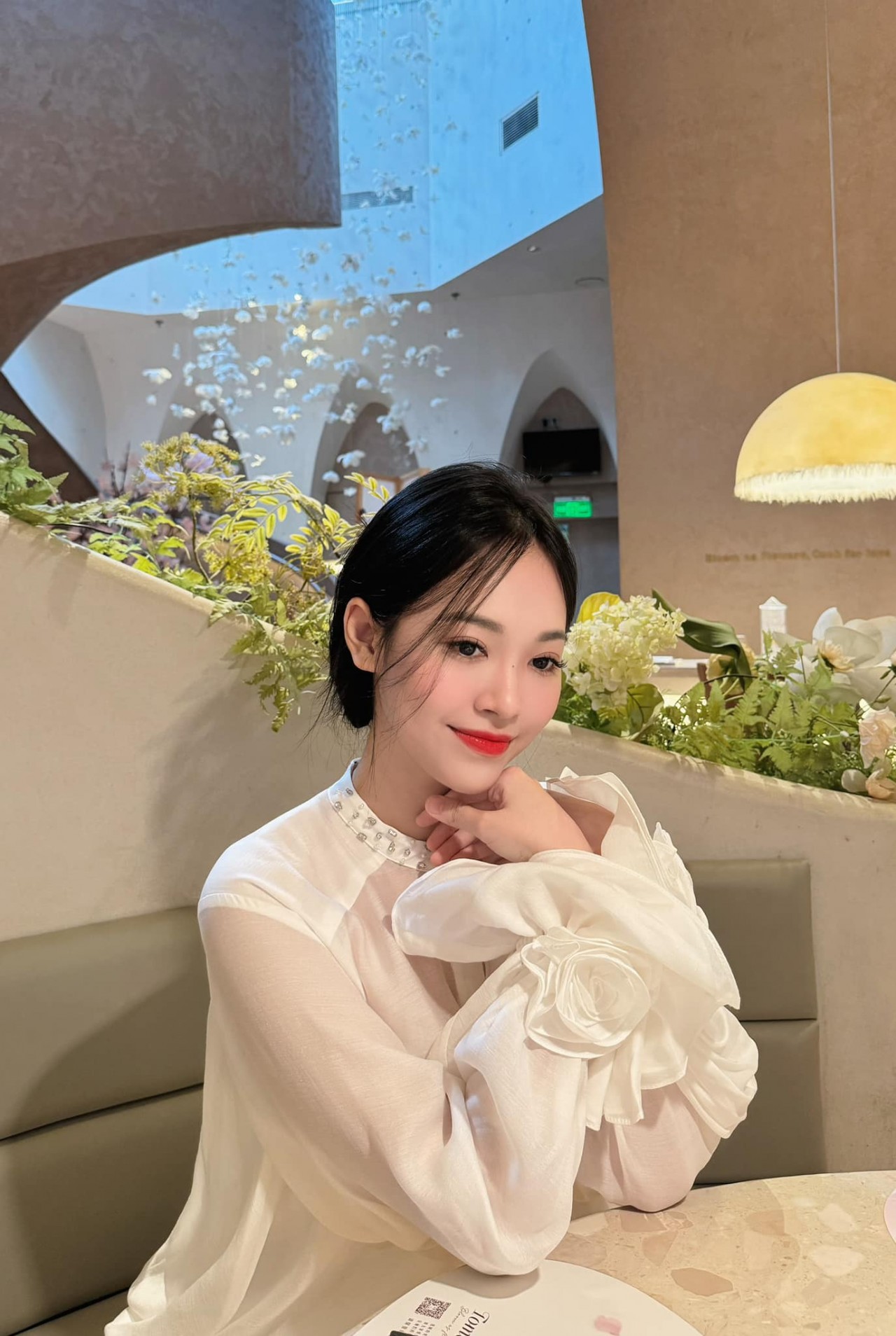 Á hậu Trịnh Thùy Linh