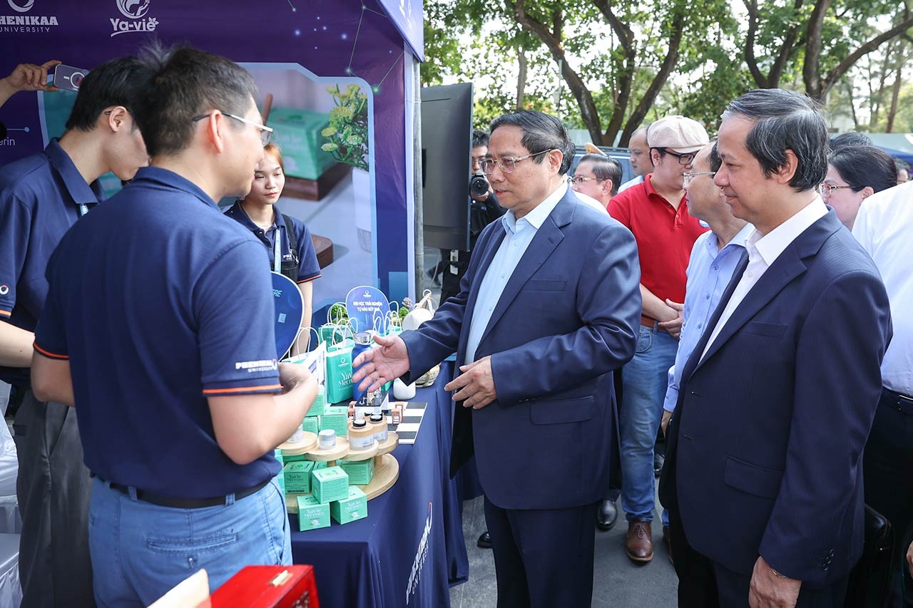 Thủ tướng tham quan không gian trưng bày các gian hàng khởi nghiệp và nghe chia sẻ các ý tưởng của học sinh, sinh viên. (Nguồn: VGP News) Thủ tướng tham quan không gian trưng bày các gian hàng khởi nghiệp và nghe chia sẻ các ý tưởng của học sinh, sinh viên. (Nguồn: VGP News)