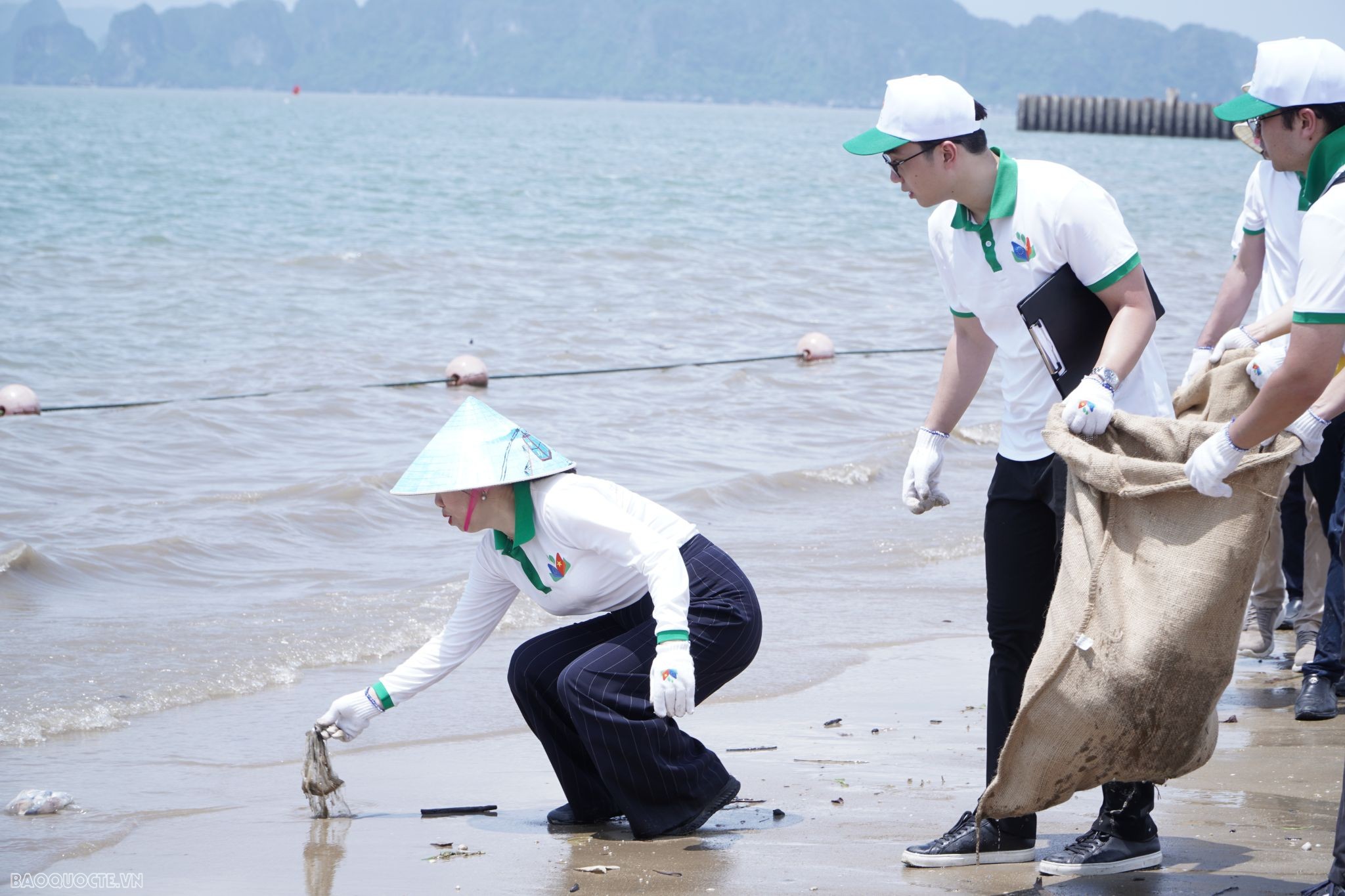 Nâng cao nhận thức và có trách nhiệm với môi trường biển Nâng cao nhận thức và có trách nhiệm với môi trường biển