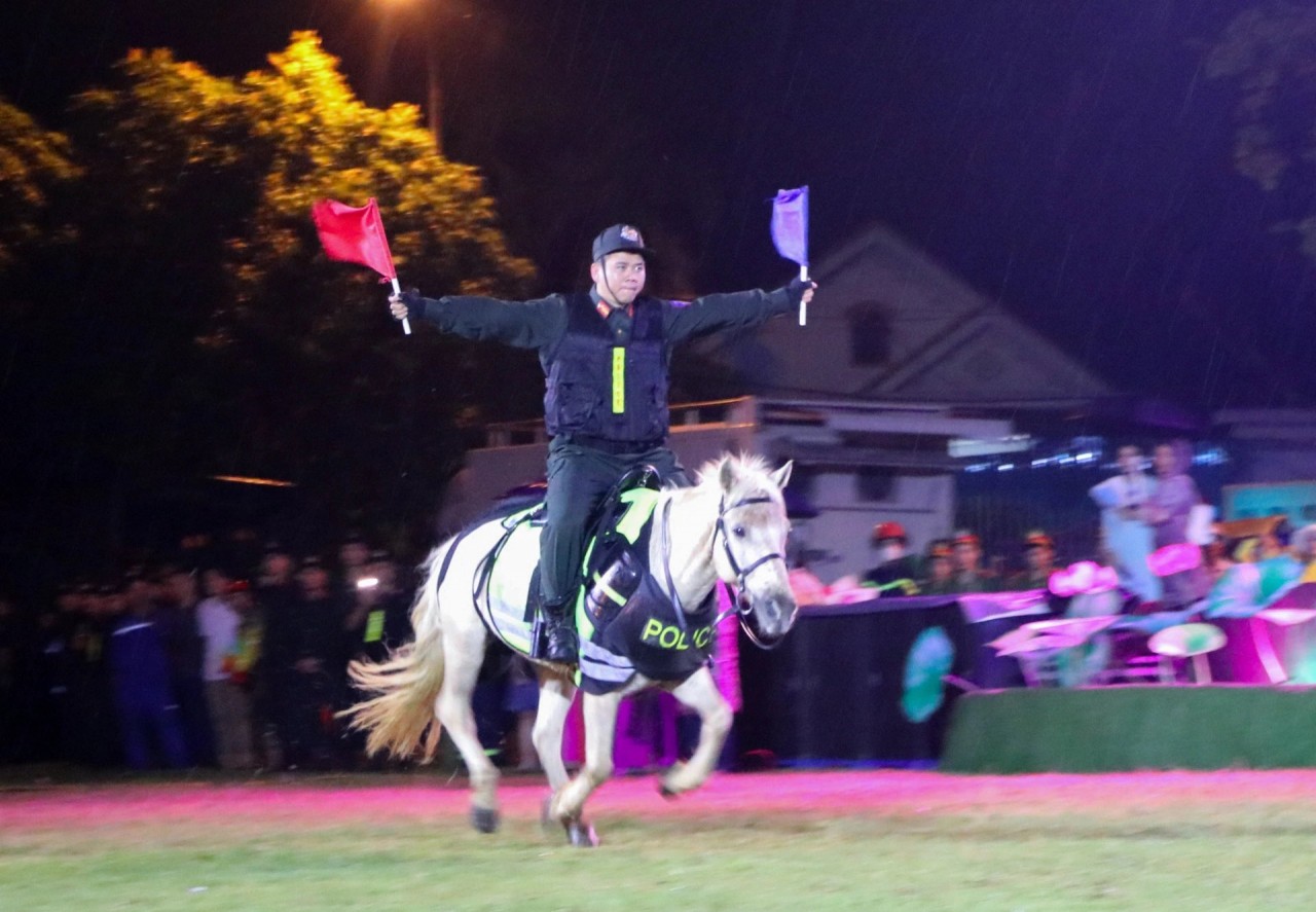 Khai mạc Lễ hội Làng Sen 2024: Mãn nhãn với màn biểu diễn của Đoàn Cảnh sát cơ động kỵ binh