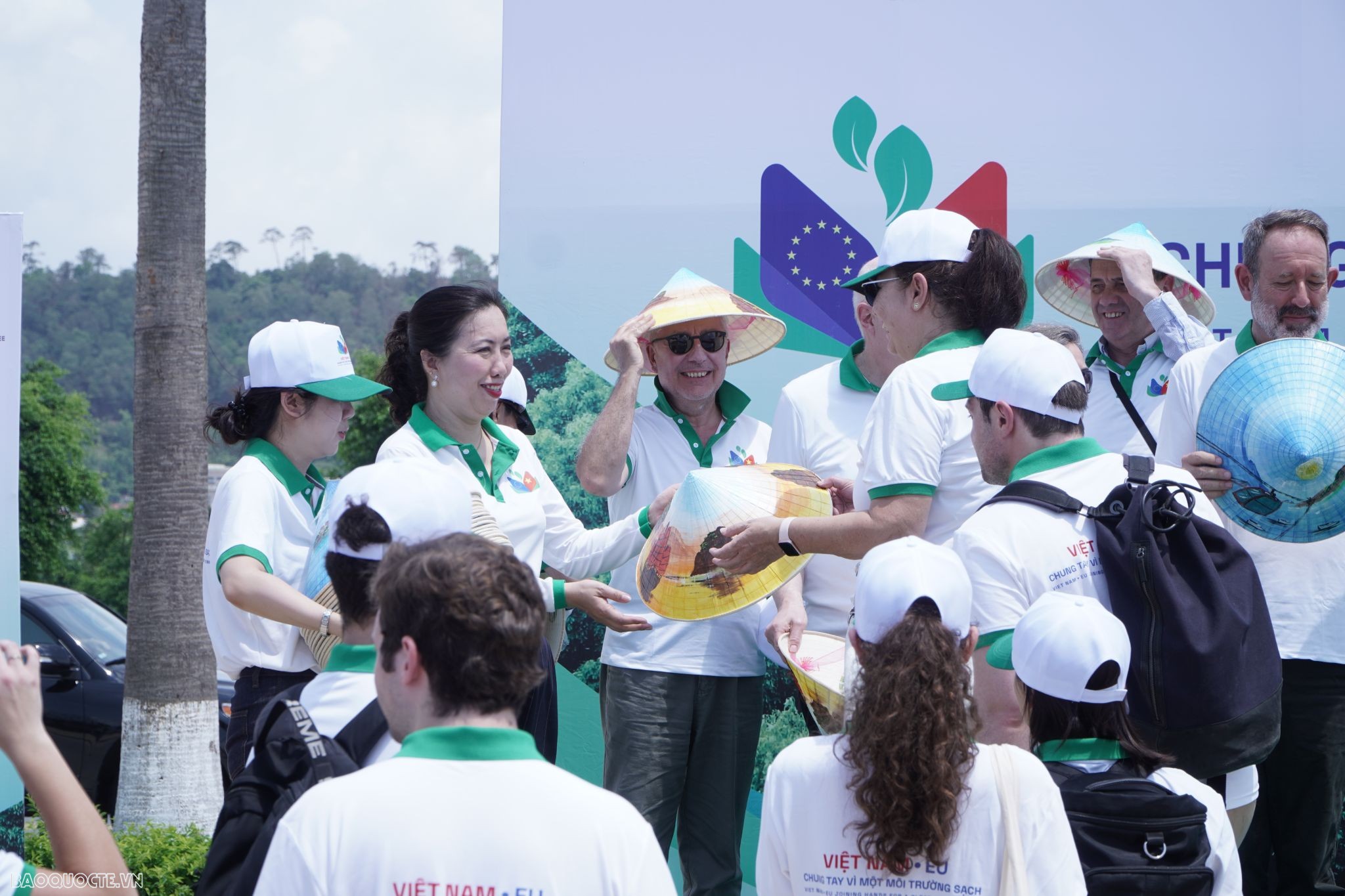 Nâng cao nhận thức và có trách nhiệm với môi trường biển Nâng cao nhận thức và có trách nhiệm với môi trường biển