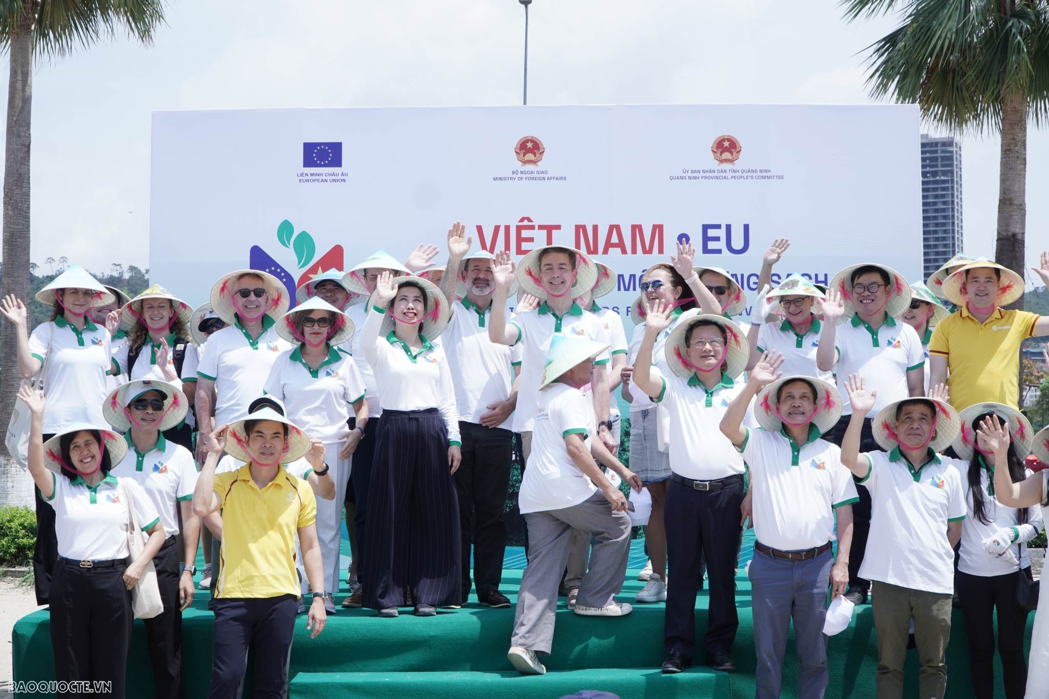 Nâng cao nhận thức và có trách nhiệm với môi trường biển Nâng cao nhận thức và có trách nhiệm với môi trường biển